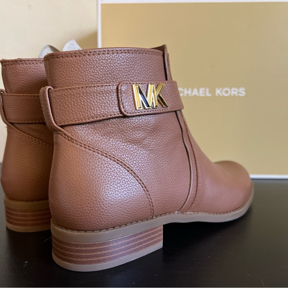 New in a box MICHAEL MICHAEL KORS
Women's Jilly Flat Booties - Picture 3 of 12